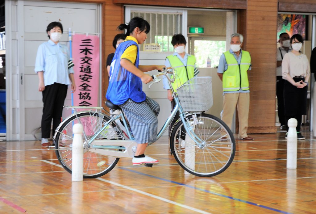 S字」やジグザグ走行などの課題に挑戦 自転車の安全な乗り方を身に